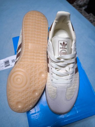 Zapatillas Adidas Blancas y Marrones