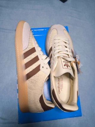 Zapatillas Adidas Blancas y Marrones