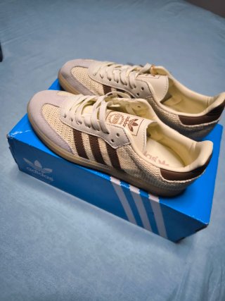 Zapatillas Adidas Blancas y Marrones