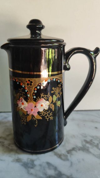 Jarra inglesa negra con flores doradas