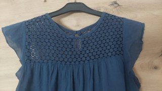 Blusa azul con detalles en cuello