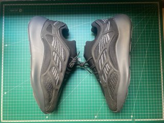 Yeezy 700 v3 Negro/Gris