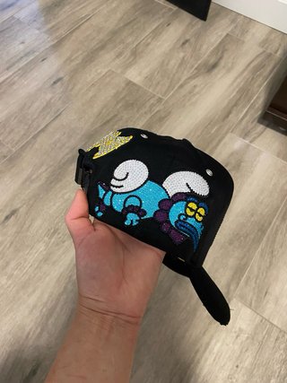 Gorra Negra con Detalles Brillantes