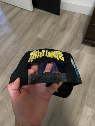 Gorra Negra con Detalles Brillantes