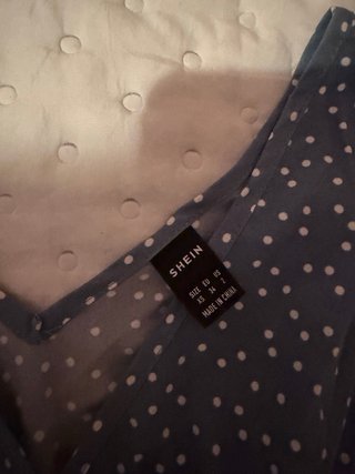 Blusa azul con lunares blancos