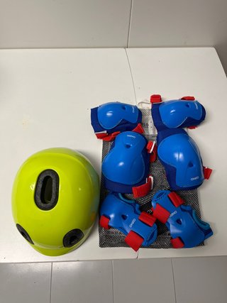 Casco y protecciones patinaje infantil