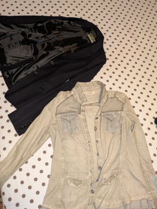 Blazer negro y chaqueta beige mujer