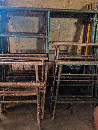 Andamio metálico y burriquetas