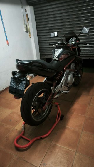 Kawasaki ER-6n Negra y Roja