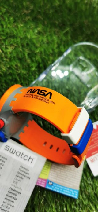 Reloj Swatch Edición NASA Naranja y Plateado