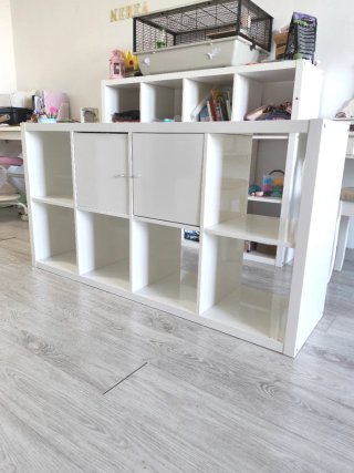 Estantería Kallax 4x2 Blanca con Puertas y Cesta