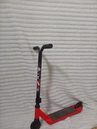 Patinete de skate rojo