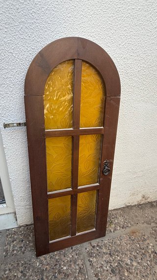 Puerta de madera con cristal emplomado