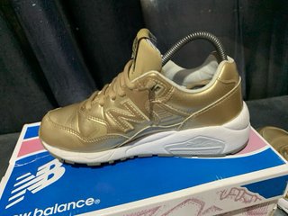 Zapatillas New Balance 37 doradas