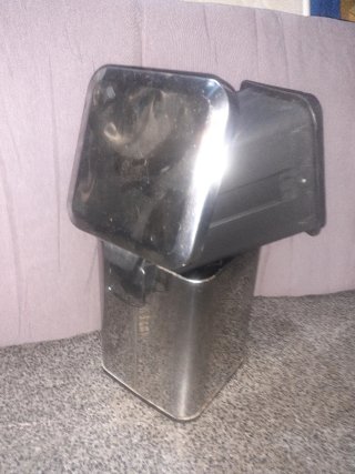 Papelera de metal plateada con pedal