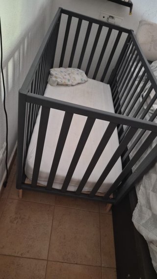 Cuna de bebé con colchón