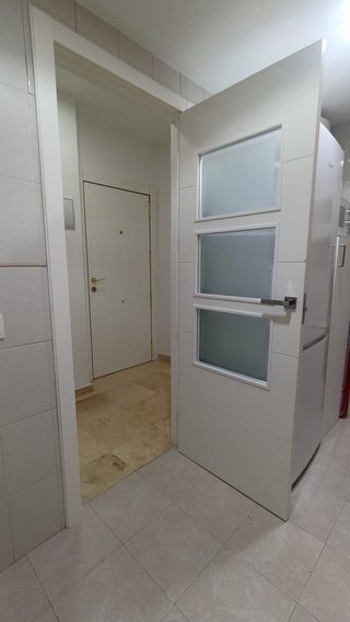 Puerta blanca lacada con 3 cristales