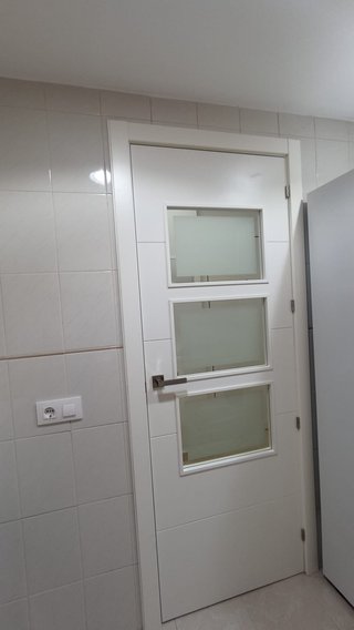 Puerta blanca lacada con 3 cristales