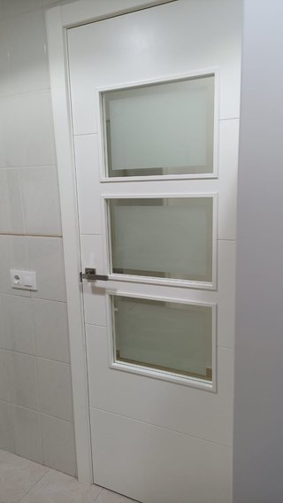 Puerta blanca lacada con 3 cristales