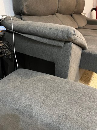 Sofá gris grande con otomana
