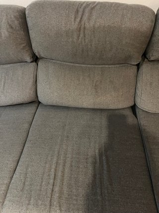 Sofá gris grande con otomana