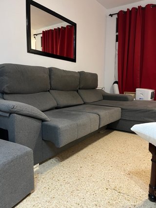 Sofá gris grande con otomana