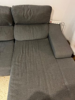 Sofá gris grande con otomana