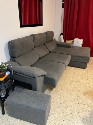 Sofá gris grande con otomana