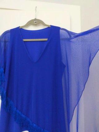 Top azul eléctrico con flecos