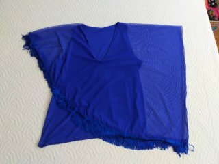 Top azul eléctrico con flecos