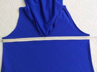 Top azul eléctrico con flecos