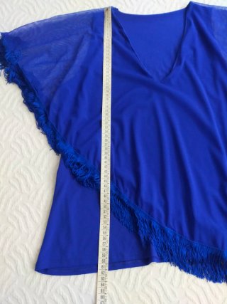 Top azul eléctrico con flecos