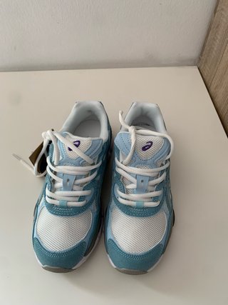 Zapatillas Asics Azules y Blancas