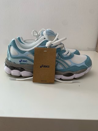 Zapatillas Asics Azules y Blancas