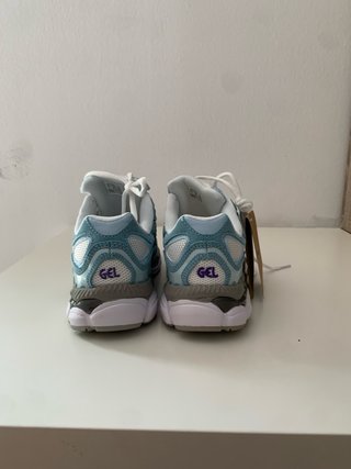 Zapatillas Asics Azules y Blancas