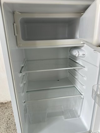 Nevera pequeña Teka no enfria muy bien.