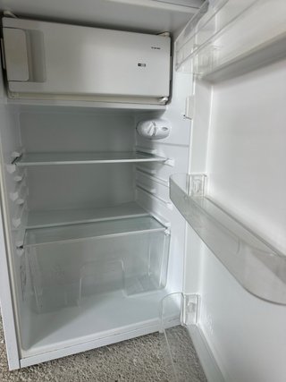 Nevera pequeña Teka no enfria muy bien.