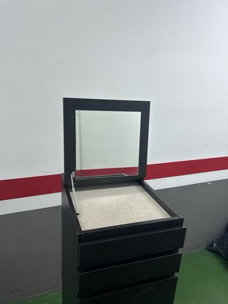 Cajonera de madera negra con espejo