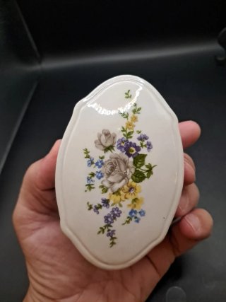 Joyero de porcelana con flores