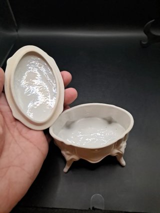 Joyero de porcelana con flores
