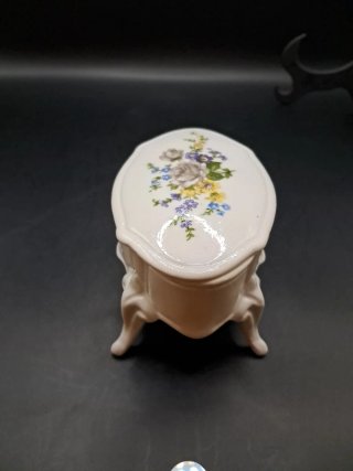 Joyero de porcelana con flores
