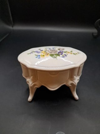 Joyero de porcelana con flores