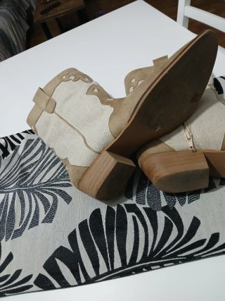 Botas de ante beige y marrón