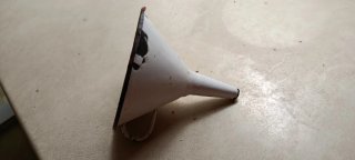 Embudo antiguo blanco con asa