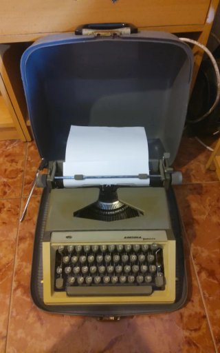 Máquina de escribir Andina antigua