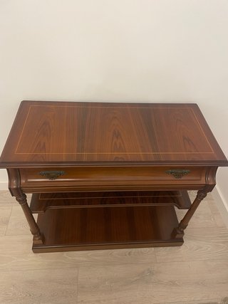 Mesa auxiliar antigua de madera