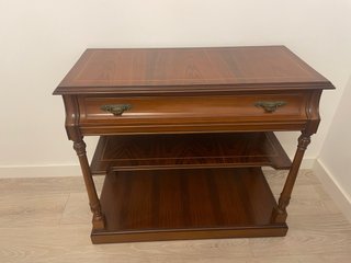 Mesa auxiliar antigua de madera