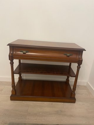 Mesa auxiliar antigua de madera