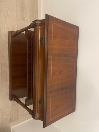 Mesa auxiliar antigua de madera