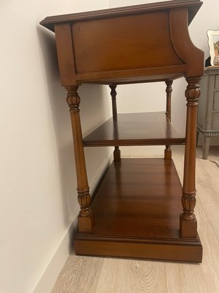 Mesa auxiliar antigua de madera